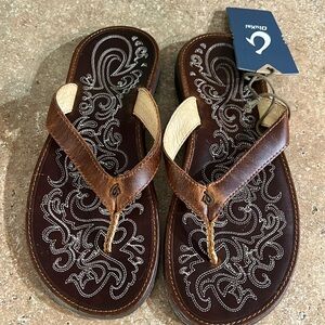 NWT, Olukai sandals, size 7w